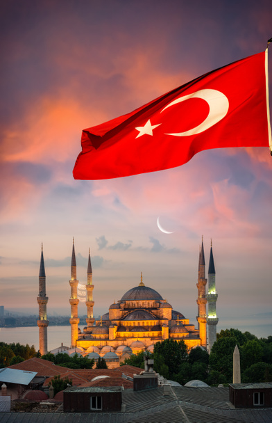 Иллюминированная турецкая голубая мечеть в период Рамадана, Стамбул - Фото, изображение