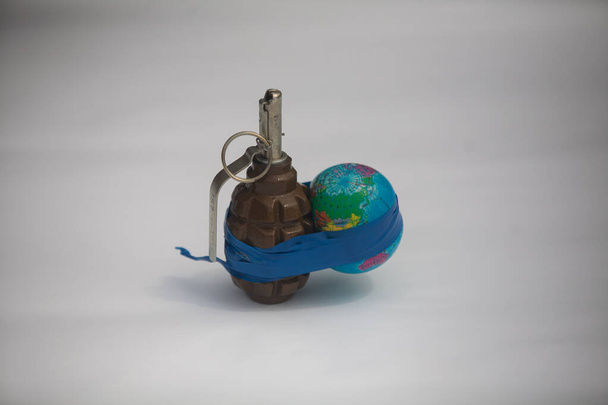 Planète Terre rembobinée avec du ruban adhésif à une grenade - Photo, image