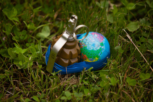 Planeta Terra enrolado com fita adesiva a uma granada - Foto, Imagem