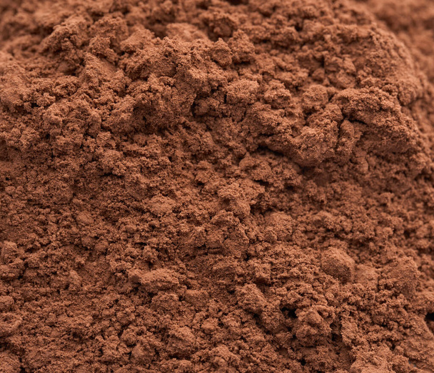 Beyaz arkaplanda izole edilmiş kakao tozu yığını.  - Fotoğraf, Görsel