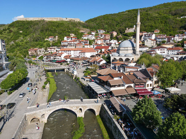 コソボのプリズレンの町でのドローンビュー - 写真・画像