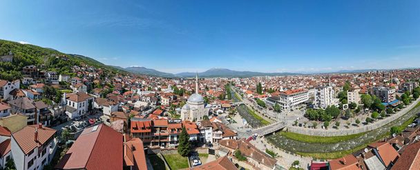 Vista del dron en la ciudad de Prizren en Kosovo - Foto, Imagen