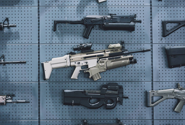 Collection of rifles and carbines on the wall. - Foto, Imagen