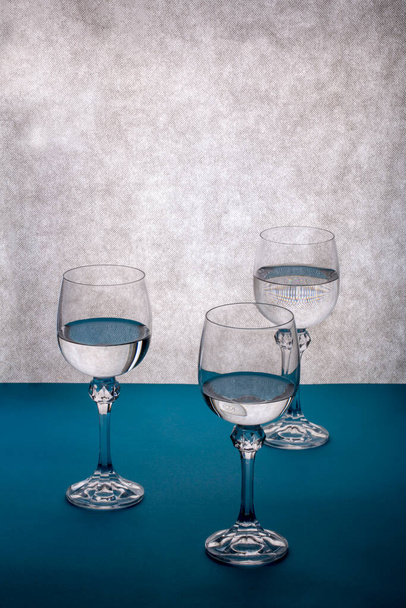 Stillleben mit drei Gläsern Flüssigkeit - Foto, Bild