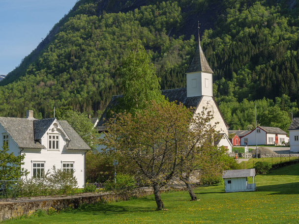 Norveç limanındaki küçük Eidfjord köyü - Fotoğraf, Görsel