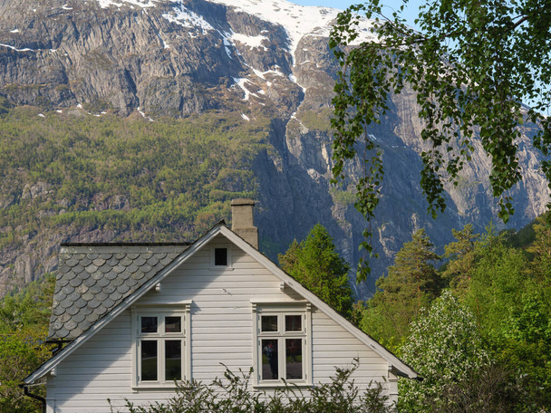 The small village Eidfjord in the norwegian Hardangerfjord - Zdjęcie, obraz