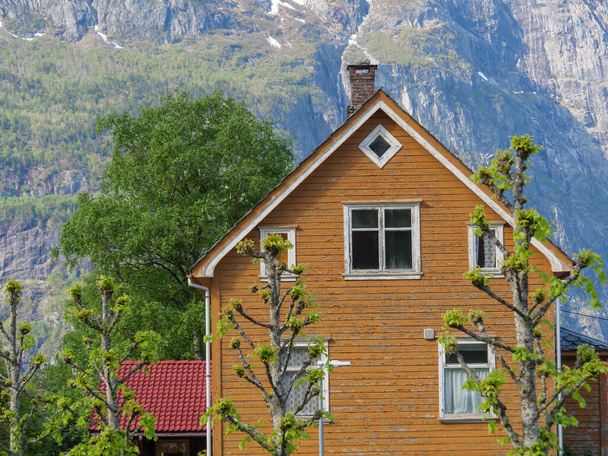 Das kleine Dorf Eidfjord im norwegischen Hardangerfjord - Foto, Bild