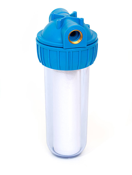 Фильтр колба прозрачная, пластиковая очистка воды. Изолированный белый фон. Основные фильтры защищают трубы водопровода, бытовые повреждения механические частицы, содержащиеся в кране. - Фото, изображение