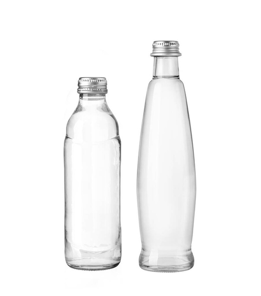 botella de vidrio de agua aislado sobre fondo blanco
 - Foto, Imagen