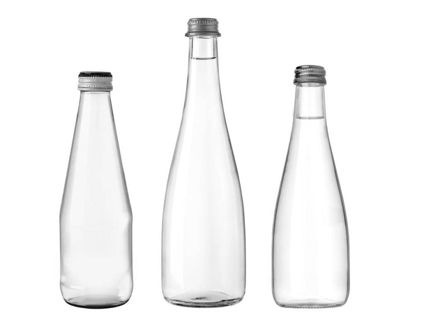скляна пляшка води ізольована на білому фоні
 - Фото, зображення