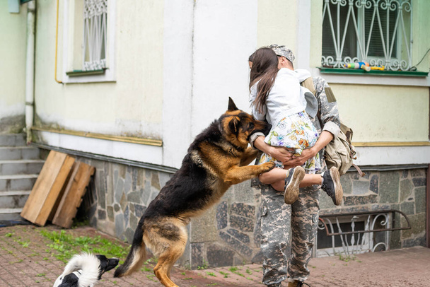Ευτυχισμένο κοριτσάκι που διασκεδάζει με τον στρατιωτικό πατέρα της.. - Φωτογραφία, εικόνα