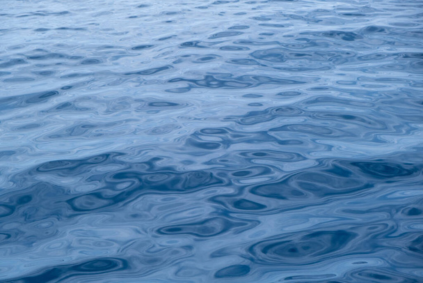 地中海の海の水の表面は小さな波紋で穏やかな。まだ海、深い青の色の背景。エーゲ海 - 写真・画像