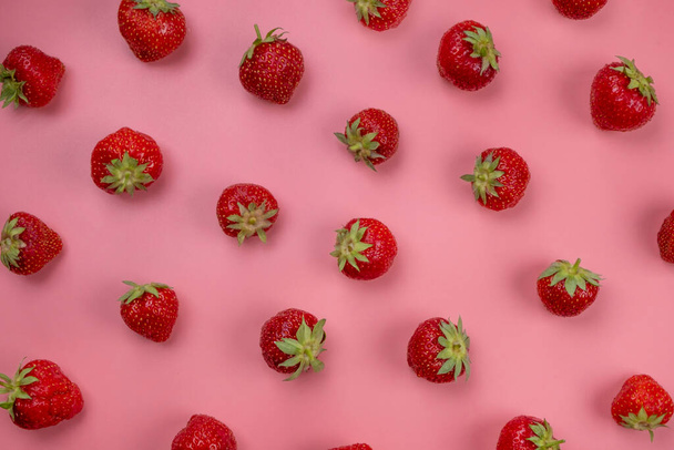 ώριμες φράουλες σε ροζ φόντο, μοντέρνο, φωτεινό, καλοκαιρινό φόντο.  - Φωτογραφία, εικόνα