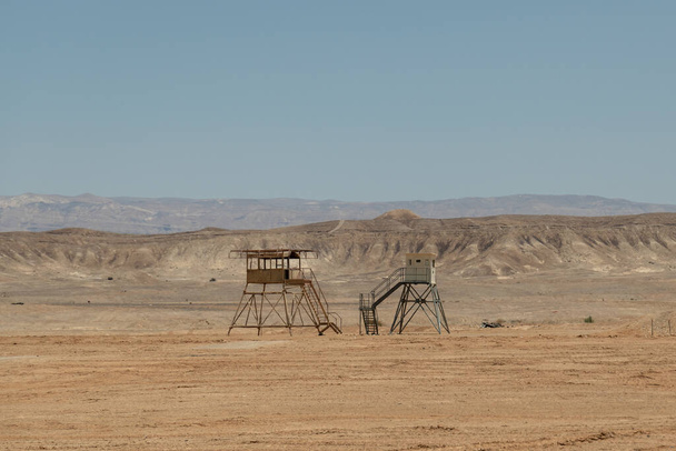 Две сторожевые башни стоят в пустыне Негев на юге Израиля - Фото, изображение