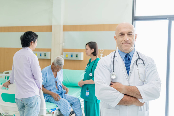 Portrétní lékař pózující a usmívající se na kameru v nemocnici. - Fotografie, Obrázek