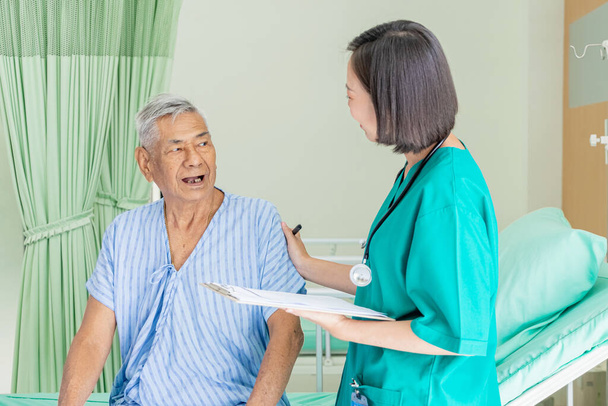 A nővér ellenőrizze az öregembert, és beszéljen a kórházban való felépülésről., Orvosi és egészségügyi koncepció. - Fotó, kép