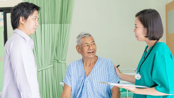 Hoitaja tarkistaa vanha vanhempi mies ja puhua toipumassa sairaalassa., Lääketieteen ja terveydenhuollon käsite. - Valokuva, kuva