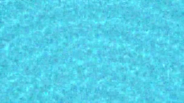 Κινούμενο φόντο μιας γαλάζιας πισίνας με πλακάκια και κυματισμούς και φωτεινές αντανακλάσεις στο νερό - Πλάνα, βίντεο