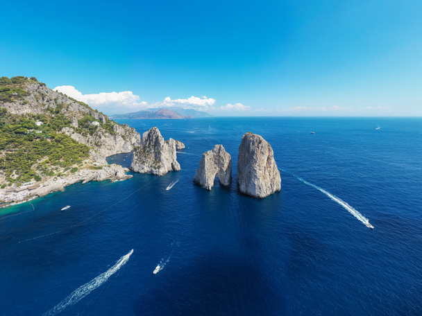 Capri Island w piękny letni dzień wzdłuż wybrzeża Amalfi we Włoszech - Zdjęcie, obraz
