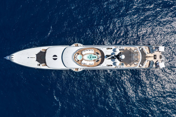 Вид сверху на яхту вдоль побережья острова Капри в прекрасный летний день вдоль побережья Амальфи в Италии - Фото, изображение
