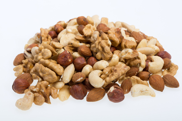 gemischte Nüsse - Haselnüsse, Walnüsse, Cashewnüsse, Pinienkerne isoliert auf weißem Hintergrund - Foto, Bild