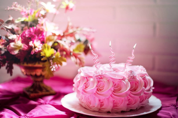 Happy Birthday pink flower cake - Foto, afbeelding