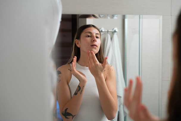 fille faire beauté traitement dans salle de bain - Photo, image