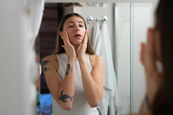 girl doing beauty treatment in bathroom - Φωτογραφία, εικόνα