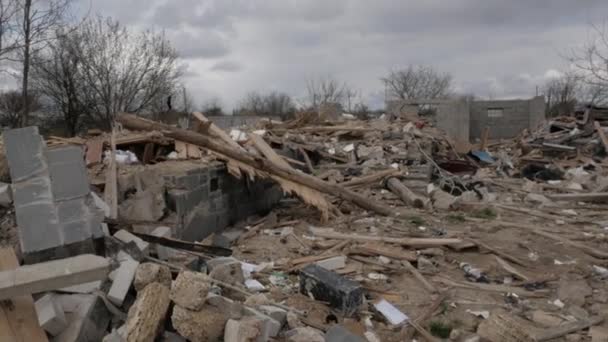 Ruiny prywatnego domu po rosyjskiej bombie - Materiał filmowy, wideo