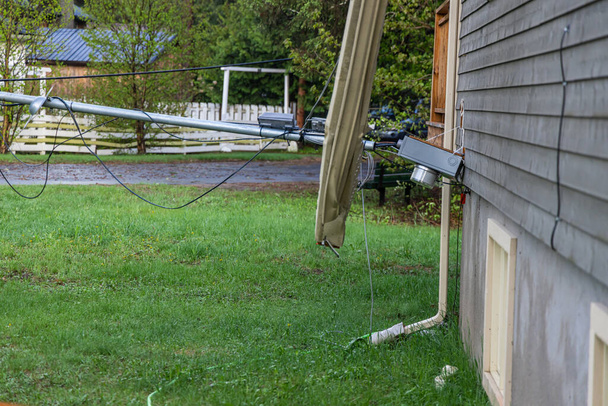 Вид со стороны отдельного дома со срубленными и перерезанными инженерными кабелями после сильных ветров и штормовой погоды. С копировальным местом. - Фото, изображение