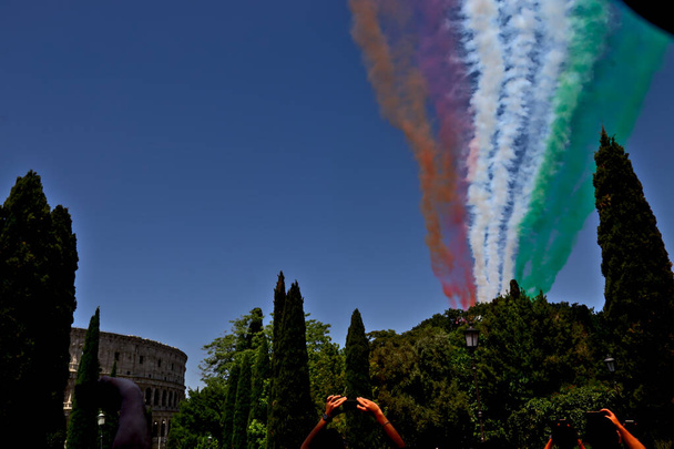Kolmivärinen nuolet, symboli sotilaallinen paraati 2. kesäkuuta päivä Italian tasavallan - Valokuva, kuva