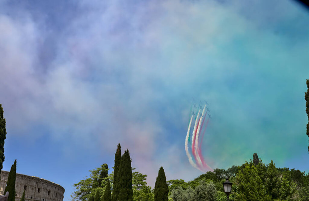 イタリア共和国の6月2日の軍事パレードの象徴である三色の矢印 - 写真・画像