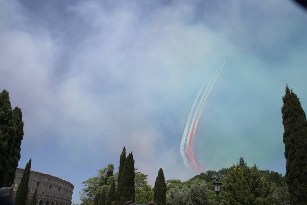 A trikolor nyilak, a június 2-i katonai parádé szimbóluma, az Olasz Köztársaság napja - Fotó, kép