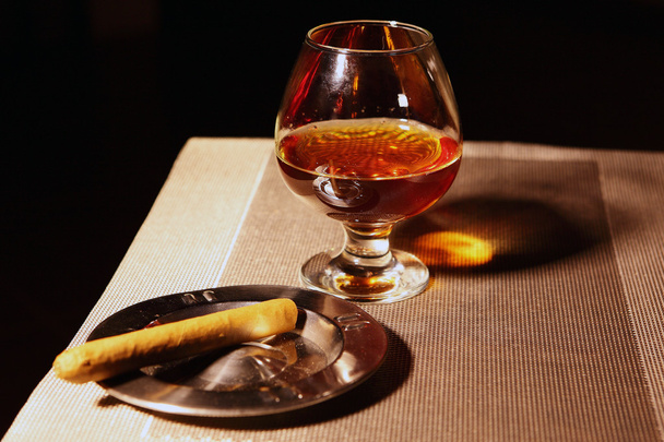 Cognac con un sigaro
 - Foto, immagini