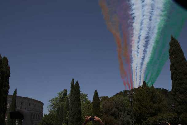 A trikolor nyilak, a június 2-i katonai parádé szimbóluma, az Olasz Köztársaság napja - Fotó, kép