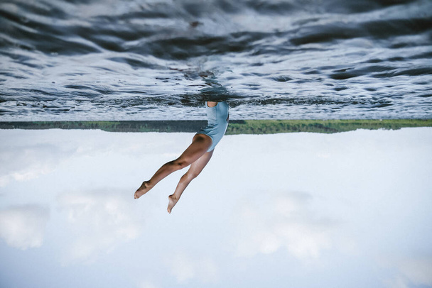 giovane donna che nuota nel mare - Foto, immagini