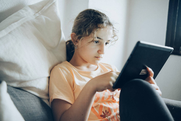 jonge vrouw met tablet pc en digitaal boek - Foto, afbeelding