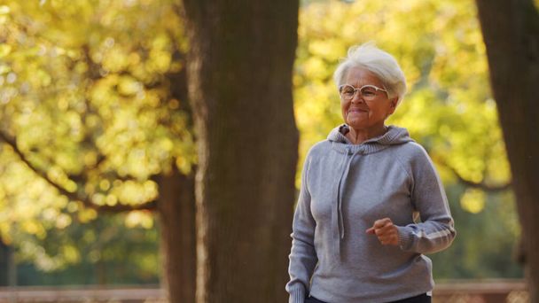 starszy kobieta jogging w park średni strzał skopiować przestrzeń zdrowy styl życia. Wysokiej jakości zdjęcie - Zdjęcie, obraz