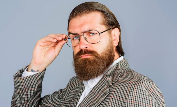 眼鏡をかけたハンサムな髭の男。眼鏡で思慮深いビジネスマン。男性ファッション。アイウェア広告 - 写真・画像