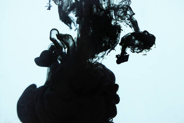 Acryl zwart-wit kleuren in water. Inktvlek. Abstracte achtergrond - Foto, afbeelding