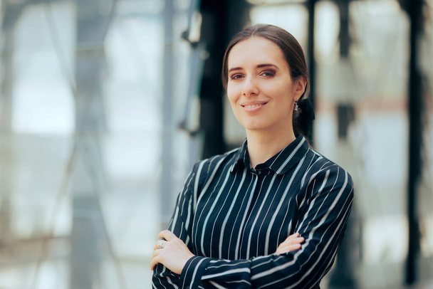 Charismatic Entrepreneur Businesswoman Standing with Arms Crossed - Zdjęcie, obraz