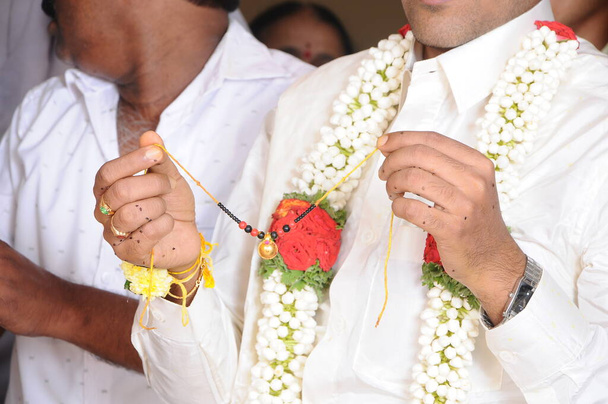 fénykép egy szertartásról, amit egy vőlegény végez egy indiai házasságban.  - Fotó, kép