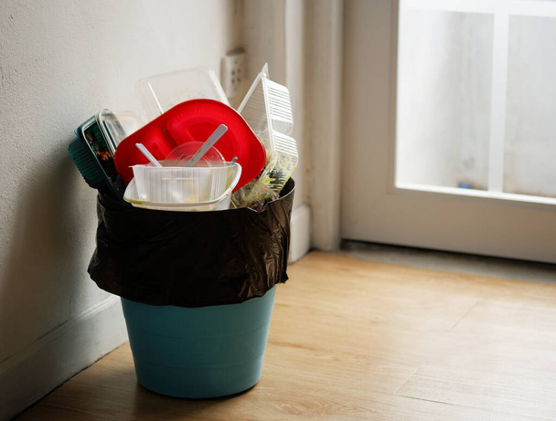 Einwegplastik-Lebensmittelbehälter im Müll, Plastikmüll-Problem im Haushalt, Recycling - Foto, Bild
