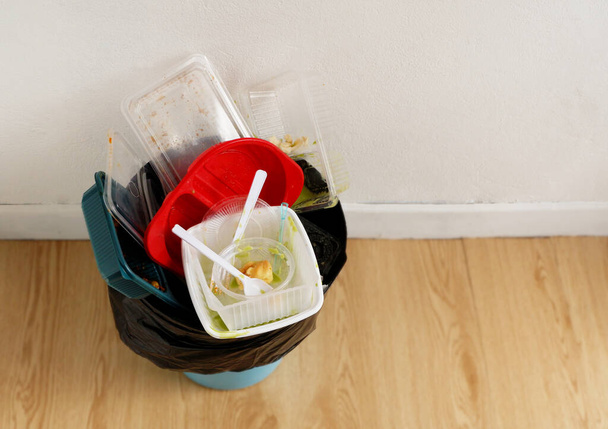 Contenants alimentaires jetables en plastique dans la poubelle, problème des déchets plastiques ménagers, recyclage - Photo, image