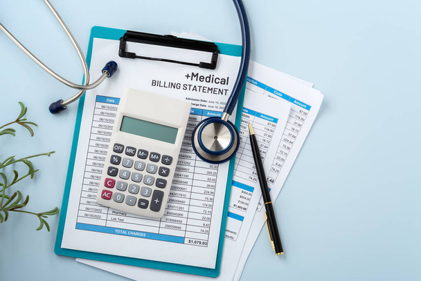 Lääketieteellinen laskutuslausunto laskimella, sairaalamaksu, terveydenhuollon kustannukset sinisellä taustalla, ylhäältä näkymä kopiointitilalla - Valokuva, kuva