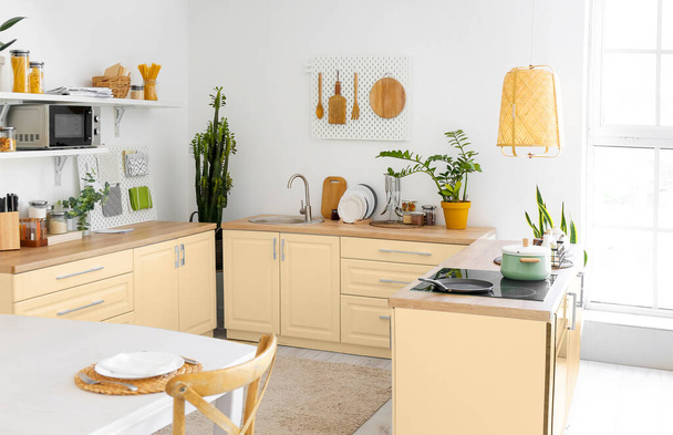 Світла кухня з сучасними меблями і дошками
 - Фото, зображення