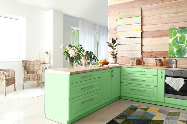 Interior elegante da cozinha moderna com mobiliário verde - Foto, Imagem