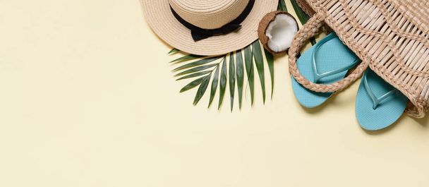 Beach laukku, hattu kookos ja trooppinen lehti vaalea tausta tilaa tekstiä - Valokuva, kuva