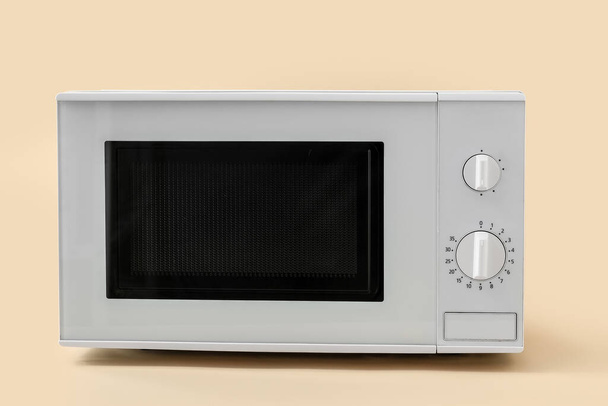 Новая современная микроволновая печь на фоне цвета - Фото, изображение