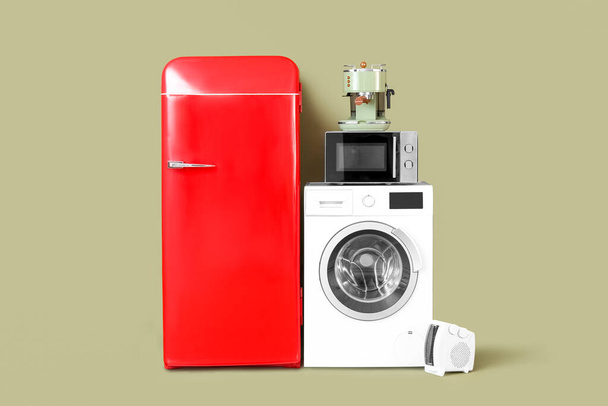 Eletrodomésticos modernos em fundo verde - Foto, Imagem